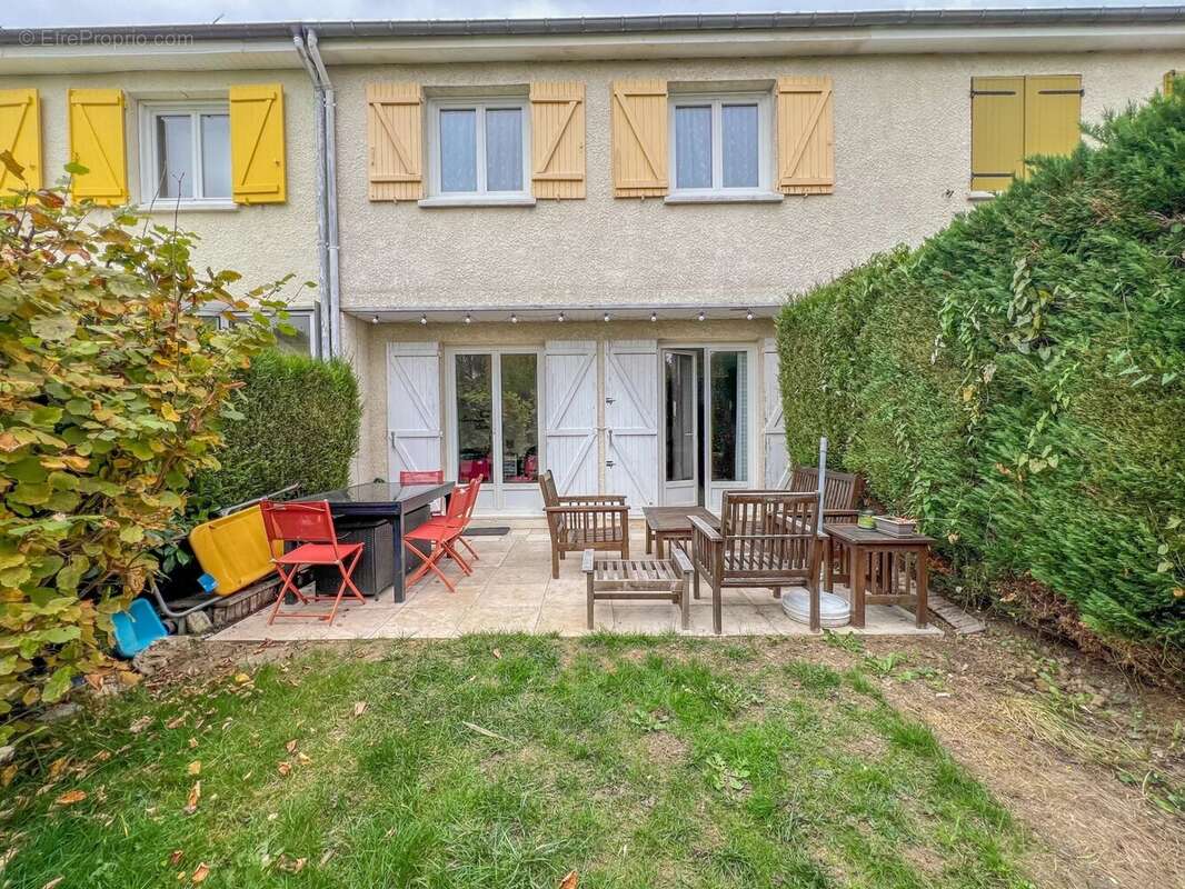 Maison à LE MESNIL-SAINT-DENIS