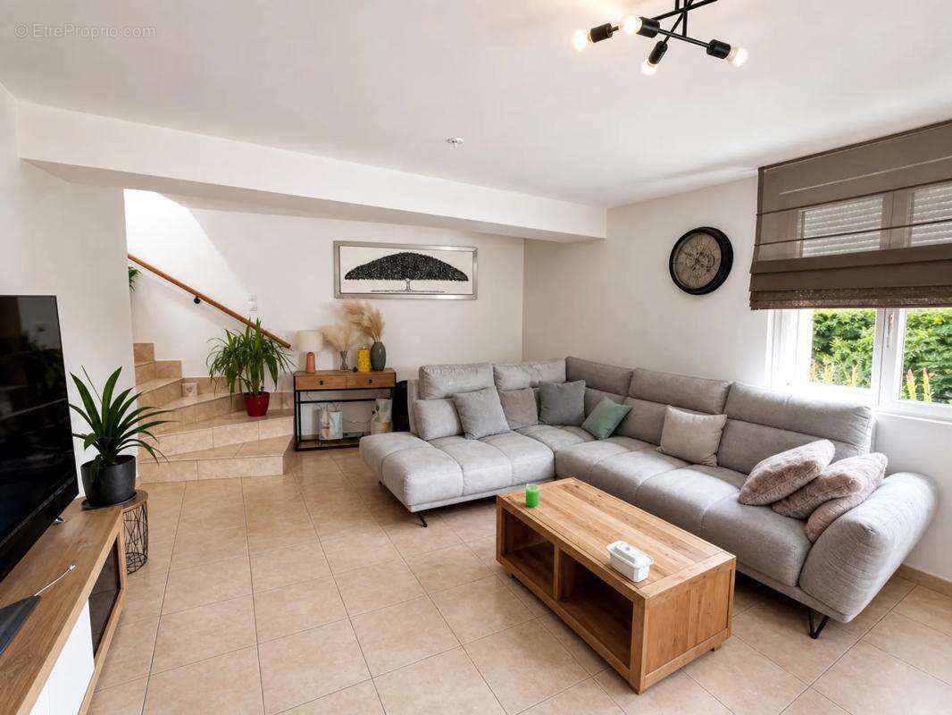 Maison de 4 pièces de 275 m² à Bourges - photo 2