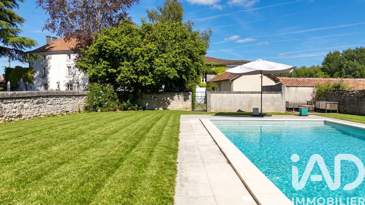 Maison 335 m² à Bourg-Charente  - photo 3