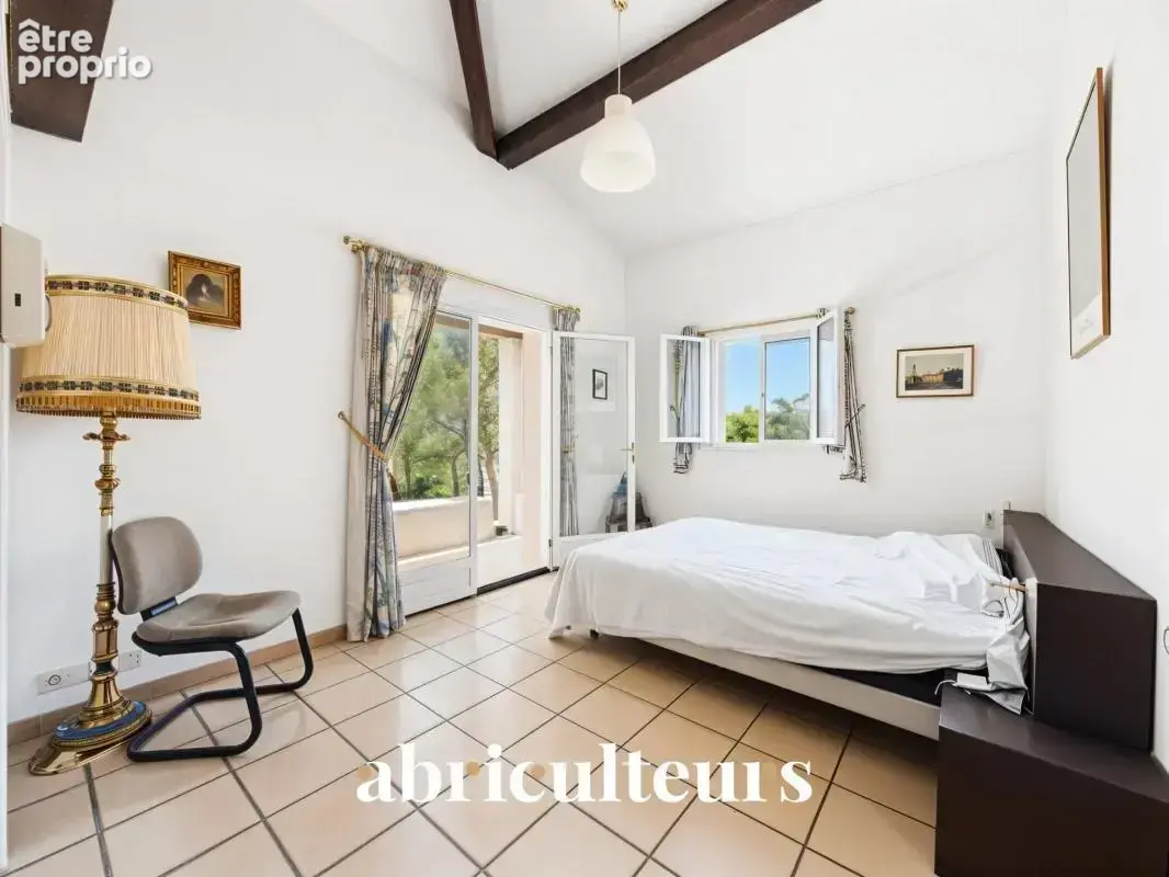 Maison d’architecte de 257 m² avec piscine et jardin arboré de 4 000 m² en vente à Ventabren (13122) - photo 19