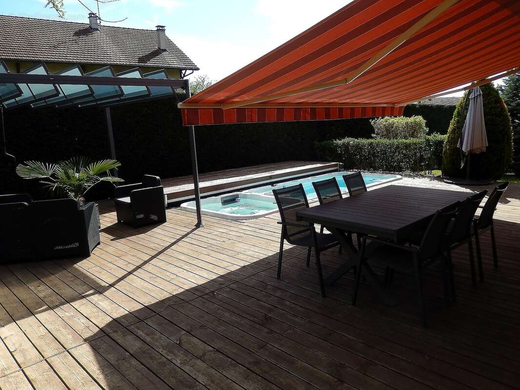 Terrasse avec store banne - Maison à FILLINGES