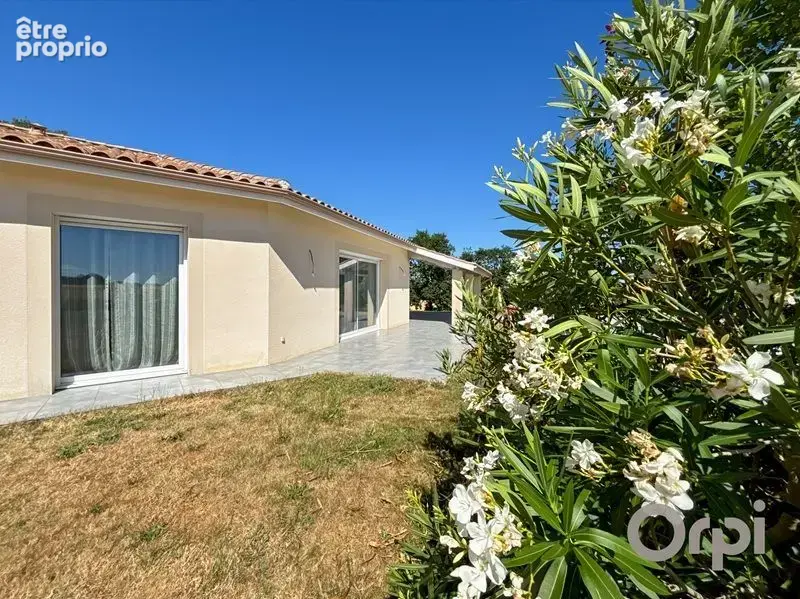 En campagne, avec vue, sur un terrain proche de 3000 m², agréable maison individuelle de plain pied avec garage et piscine - photo 2