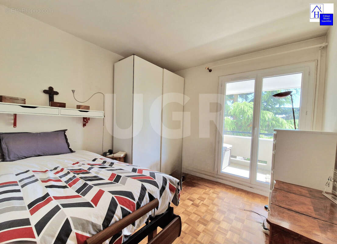 Chambre 1 - Appartement à SAINT-MAUR-DES-FOSSES