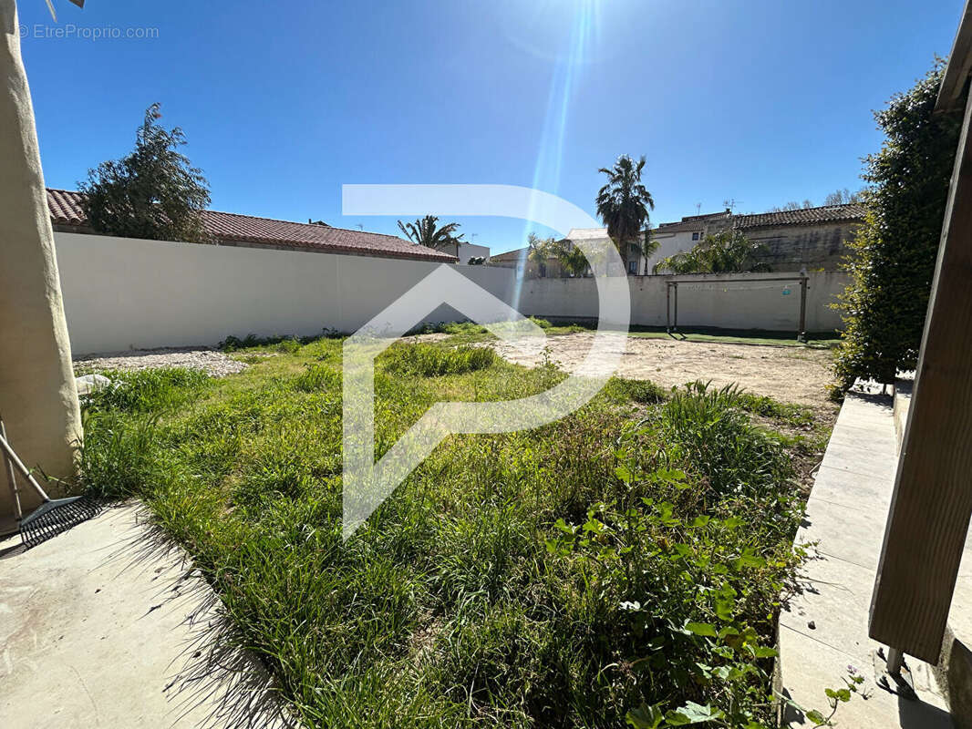 Maison à SAINT-LAURENT-D'AIGOUZE