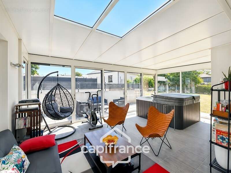 Maison contemporaine de plain-pied de 160 m² – 4 chambres – Véranda de 27 m² avec spa – Double garage – Carport – Noyal-Pontivy - photo 13