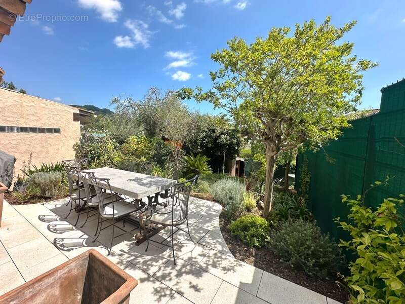 Comme une maison de vacances toute l'année – Maison rénovée avec jardin, deux terrasses et piscine à Grasse Saint-Mathieu - photo 2