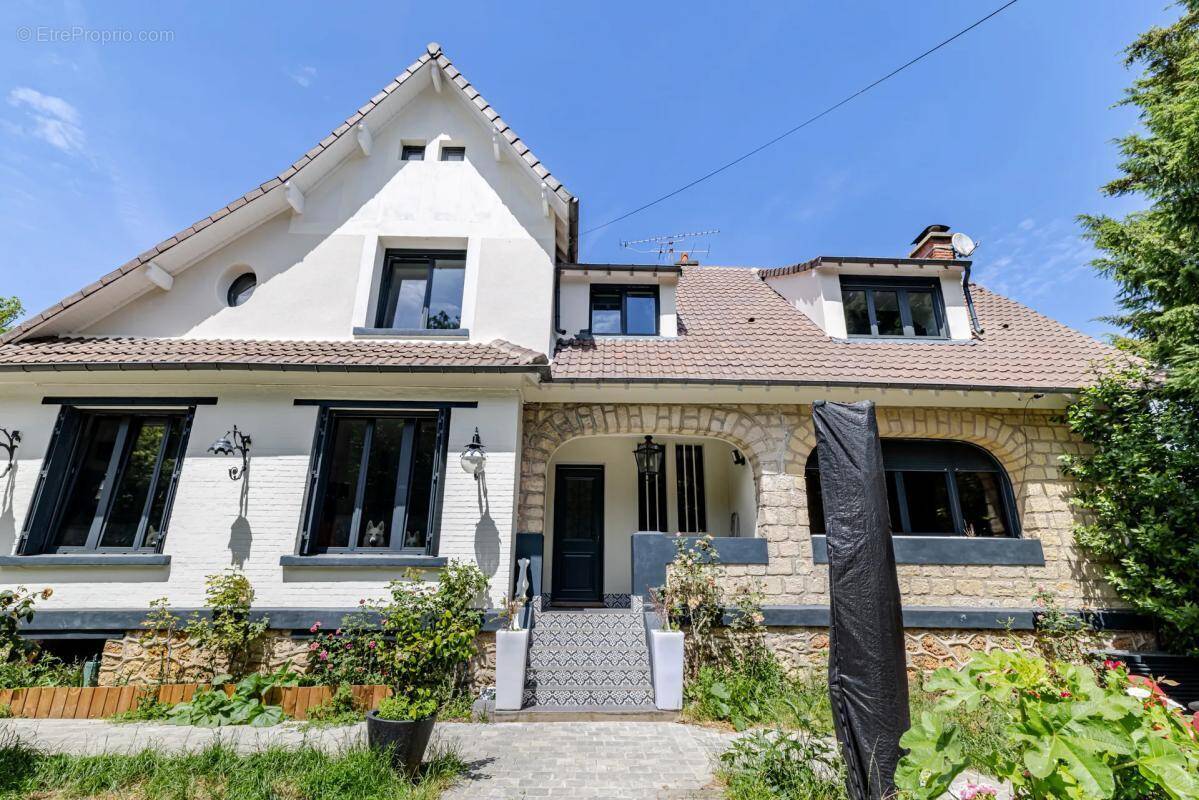 Maison à LA CELLE-SAINT-CLOUD