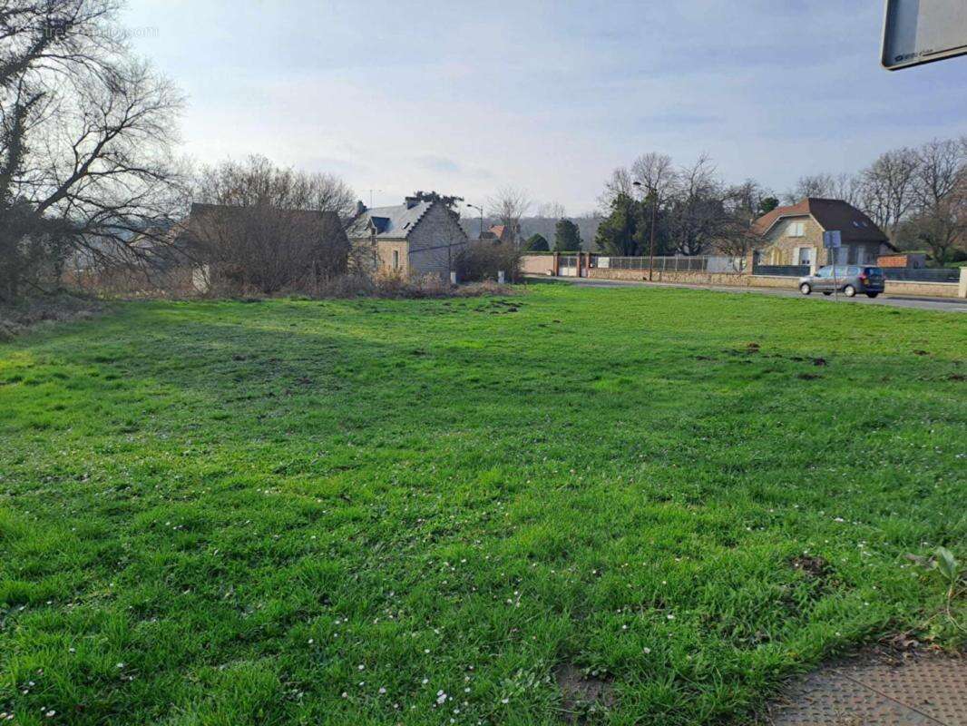Terrain à COUCY-LE-CHATEAU-AUFFRIQUE