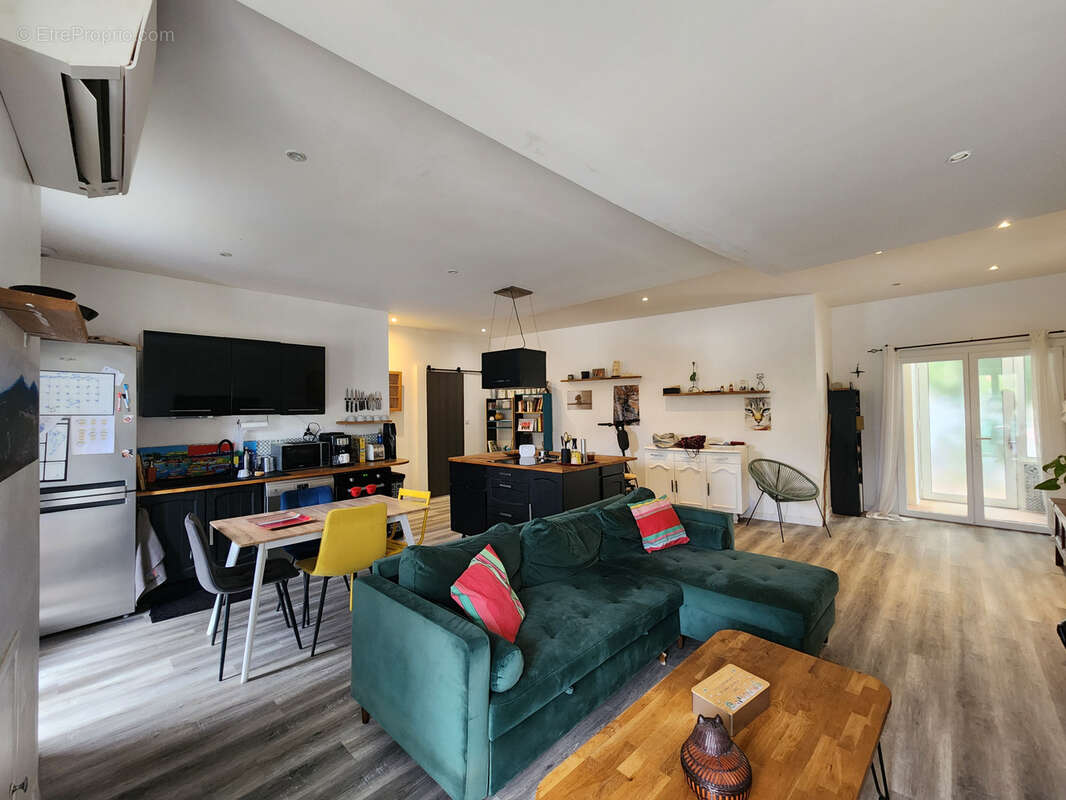 Centre ville: appartement 70m2 renove au rdc, 1 chambre, terrasse et cave - photo 7