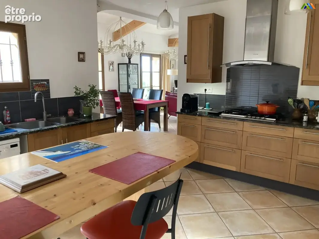 Cuisine lumineuse avec terrasse maison Marciac Gers