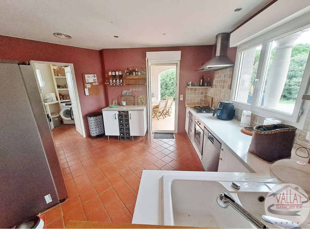 Villa de plain-pied avec piscine à vendre au Grau d'Agde ! - photo 8
