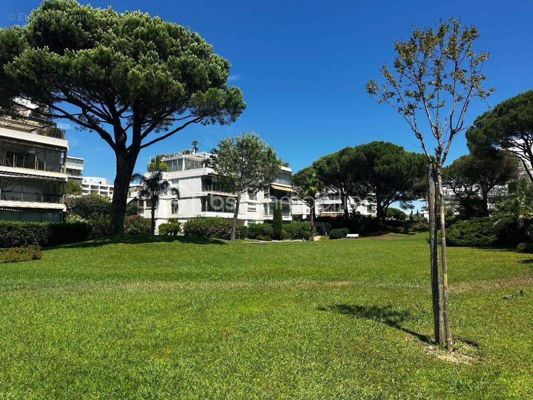VUE MER - La Napoule, Appartement de 93m2 en front de mer dans une résidence prisée de prestige - photo 10
