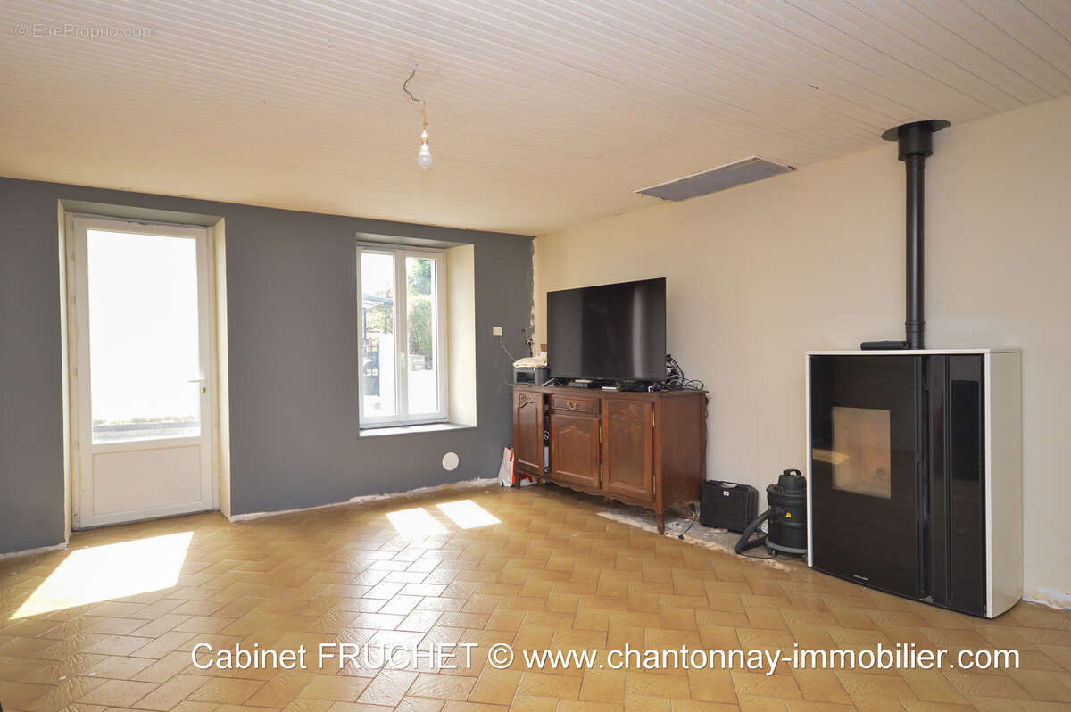 Axe CHANTONNAY - ESSARTS-EN-BOCAGE - Grande maison de caractère offrant beaucoup de potentiel - photo 3