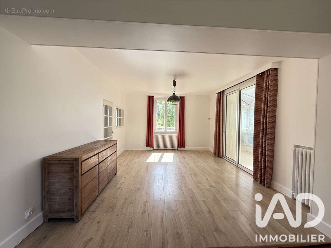 Maison 185 m² à Crecy-La-Chapelle  - photo 6