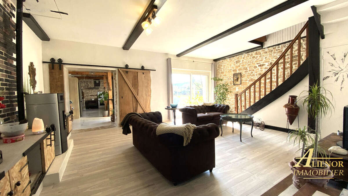 Maison de caractère rénovée avec parc arboré et dépendances - proche Saint-Pardoux-la-Rivière - photo 2