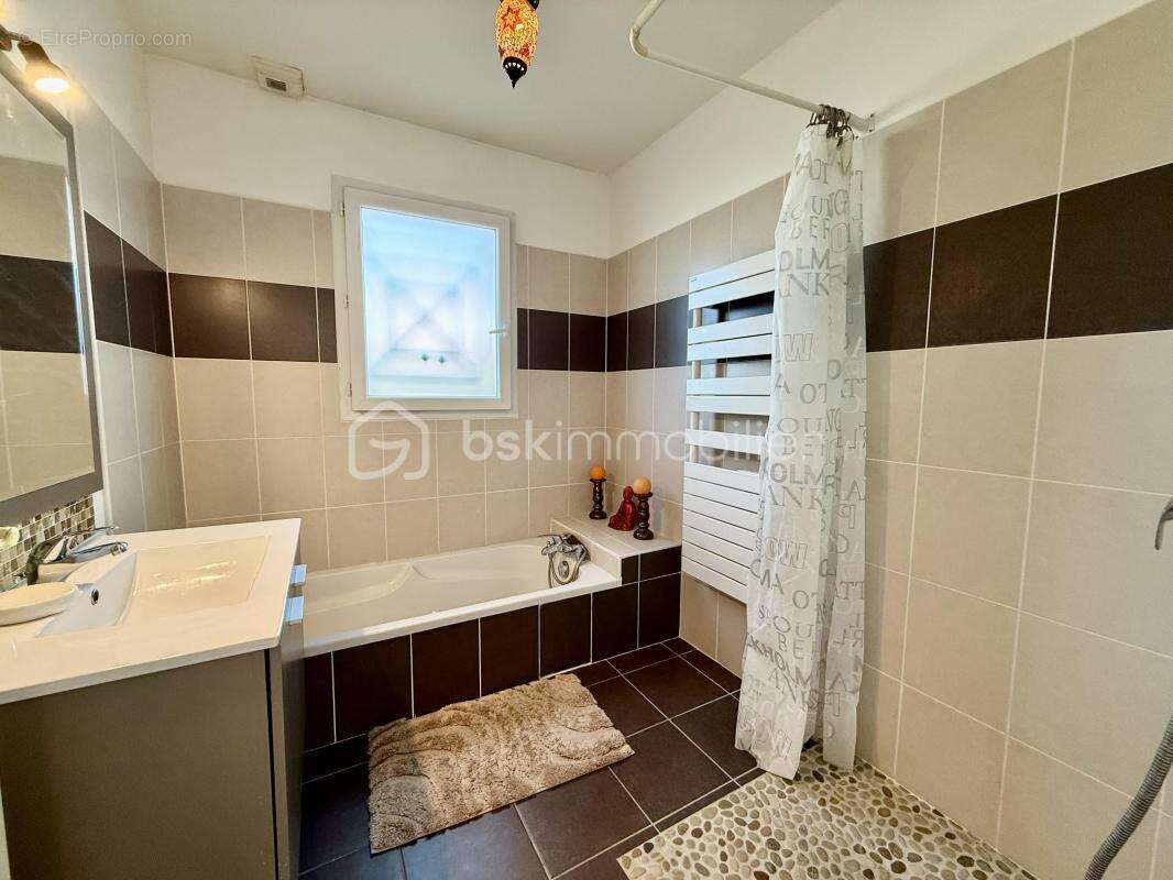 Maison à CORME-ROYAL