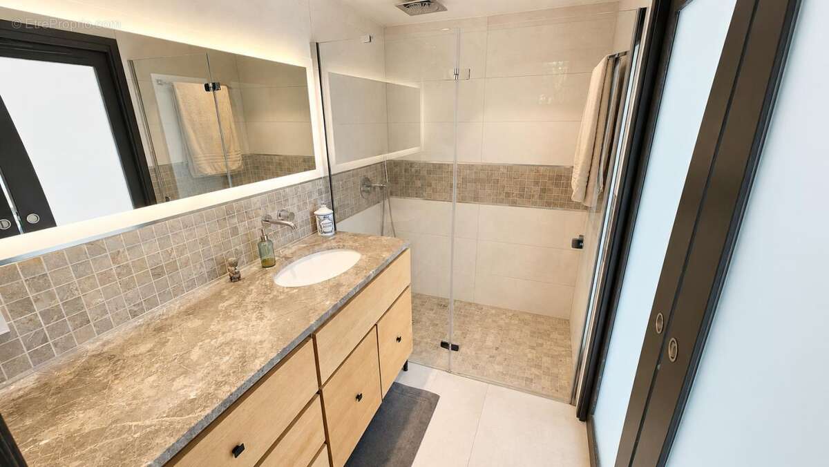 Claviers , Var . Villa contemporaine avec vue dégagée, piscine et terrain de 5800 m² - photo 11
