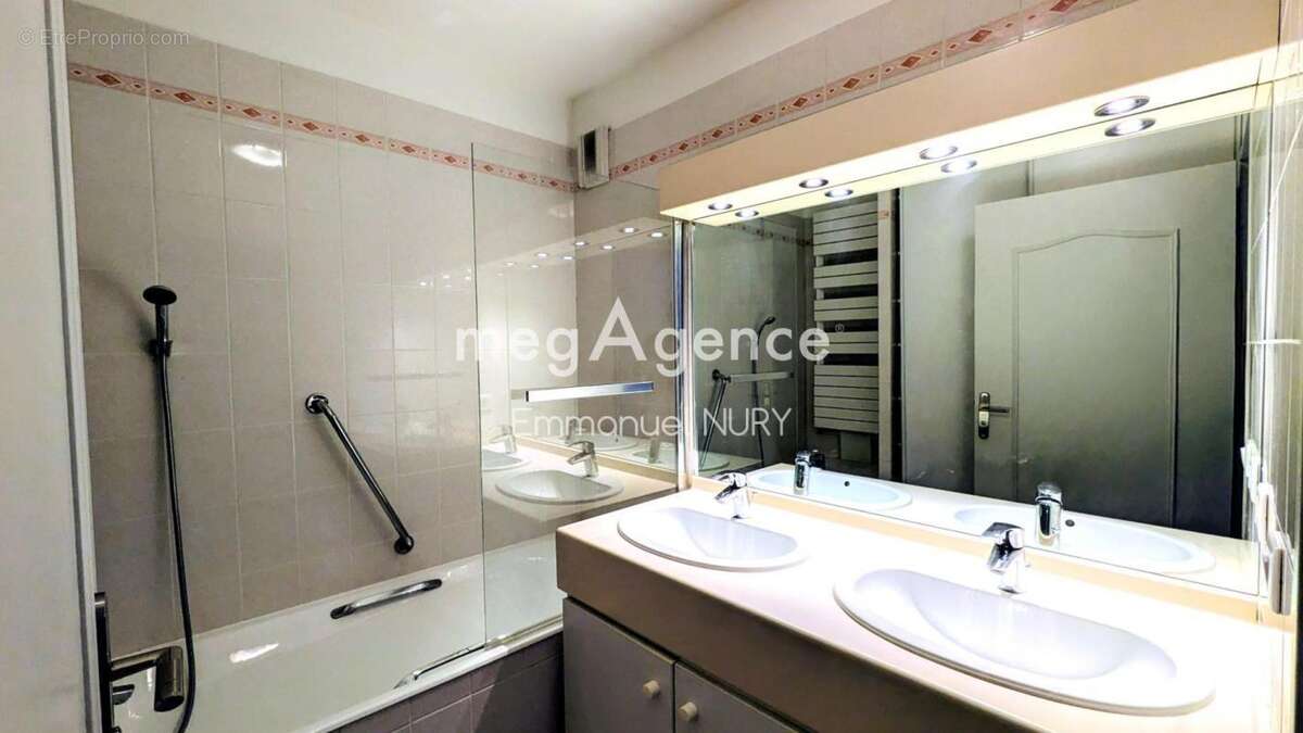 Appartement à CHARBONNIERES-LES-BAINS
