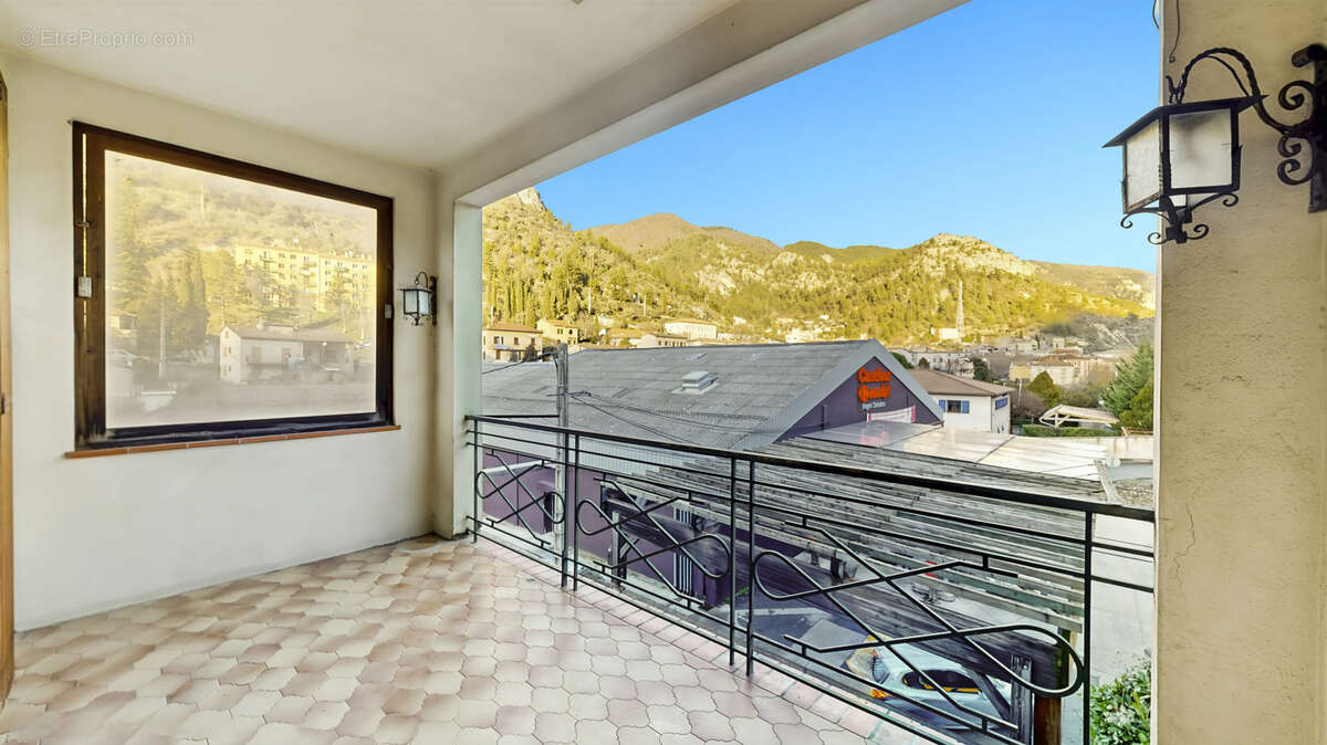 Appartement à PUGET-THENIERS