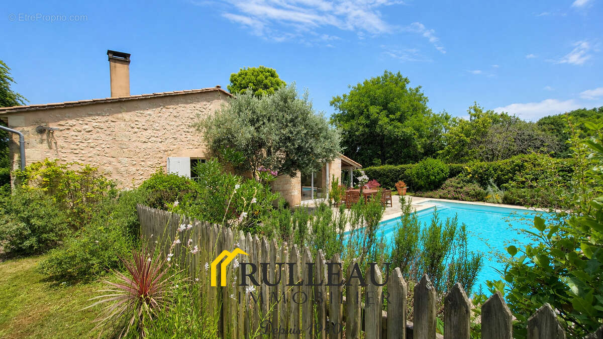 Maison en pierre rénovée avec piscine, dépendances et vue sur les vignes 33710 - photo 2