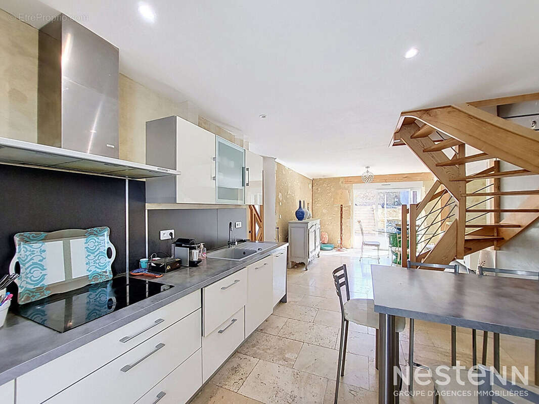 A Vendre Maison de ville en pierre rénovée avec cour intérieure et piscine au centre-ville de Condom - photo 3