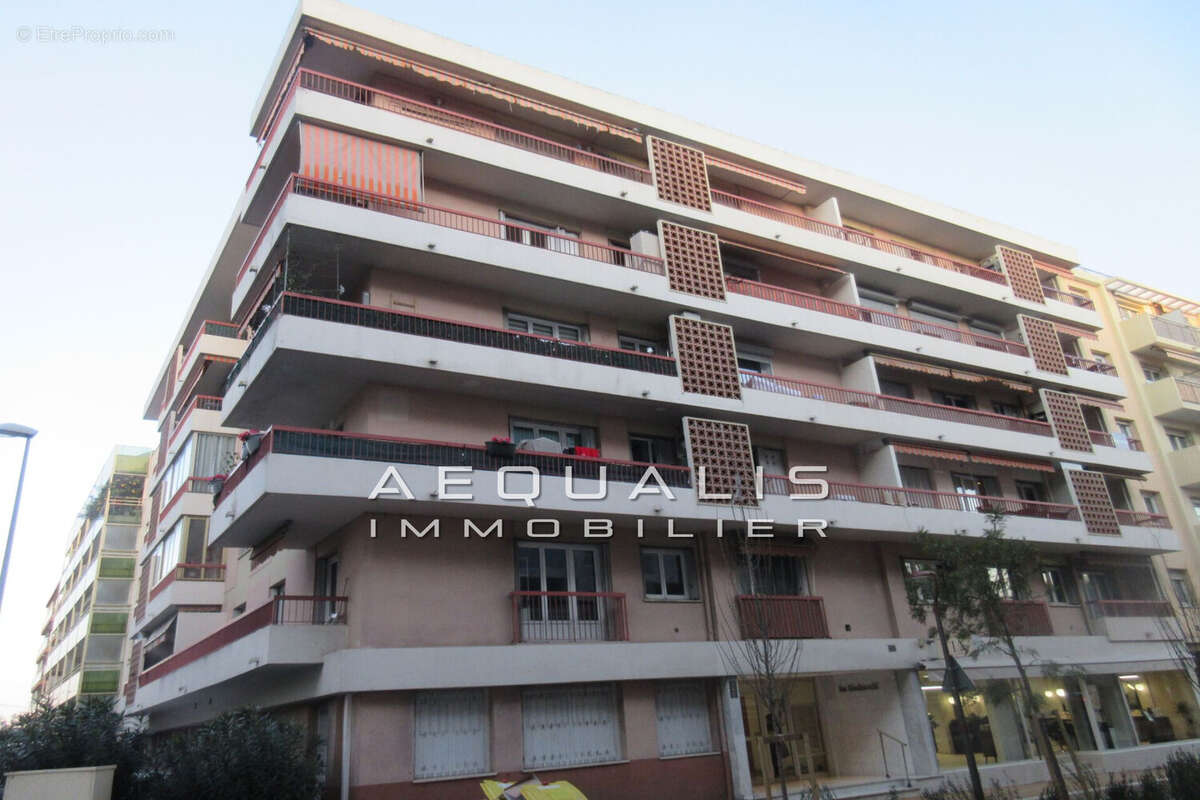 Appartement à SAINT-LAURENT-DU-VAR
