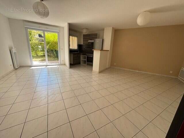 Beau séjour-salon avec cuisine US - Appartement à BOULAZAC