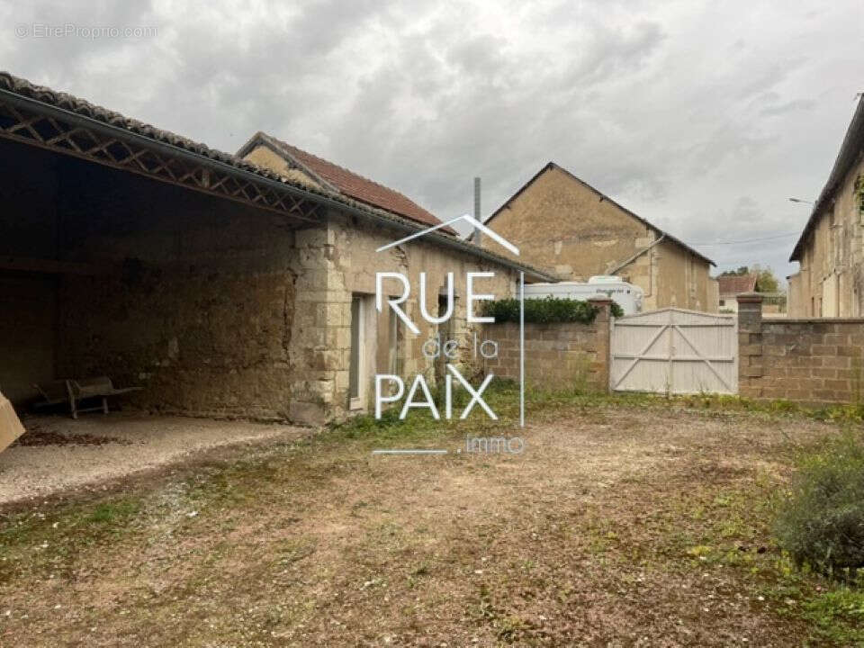 Maison à LENCLOITRE