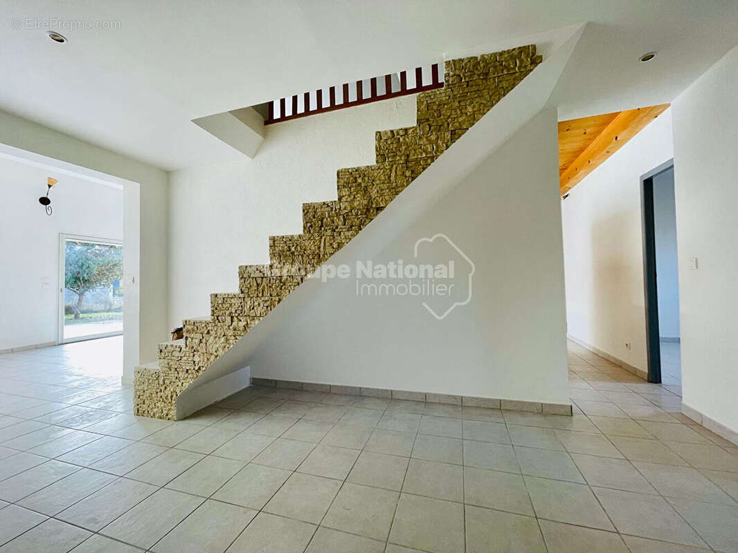 Maison à SAINT-LAURENT-D'AIGOUZE