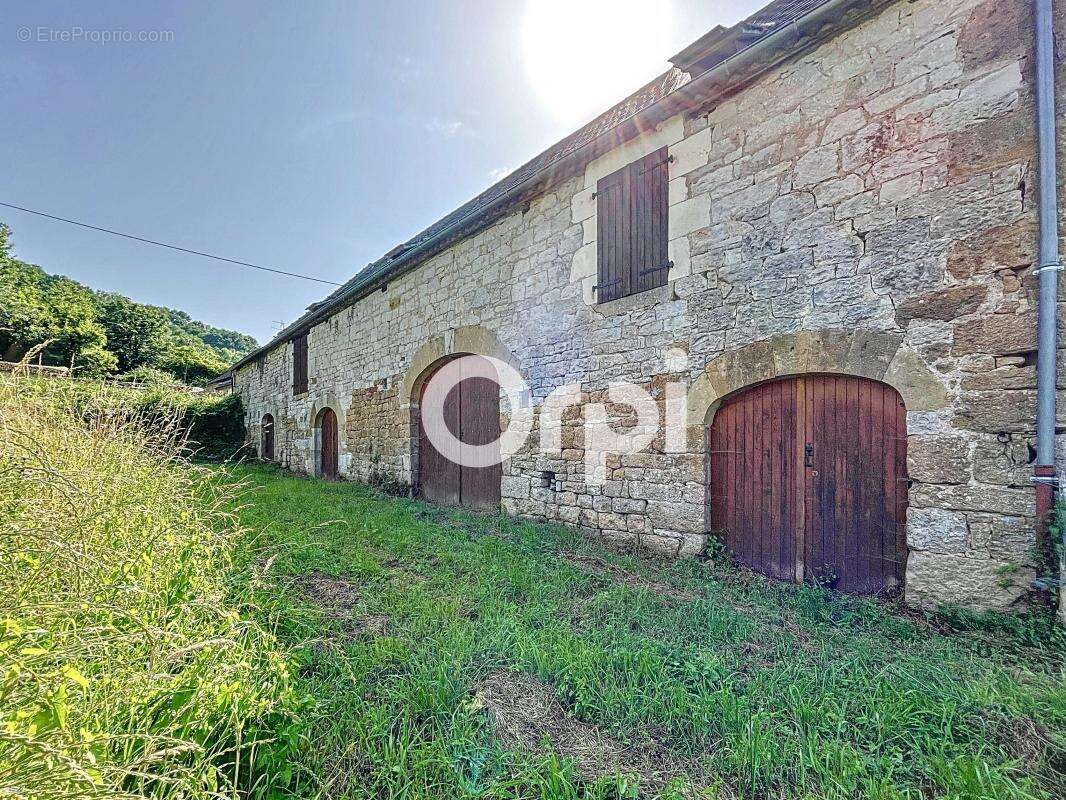 Maison à LES QUATRE-ROUTES-DU-LOT