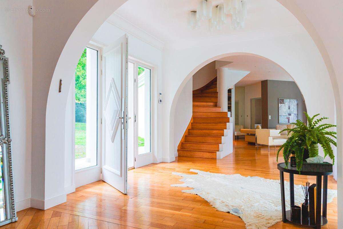 Maison Ecully Tronchon.1650000. 7 pièce(s) 286 m2 .5 chambres .terrain 1890m2.piscine.jardin - photo 16