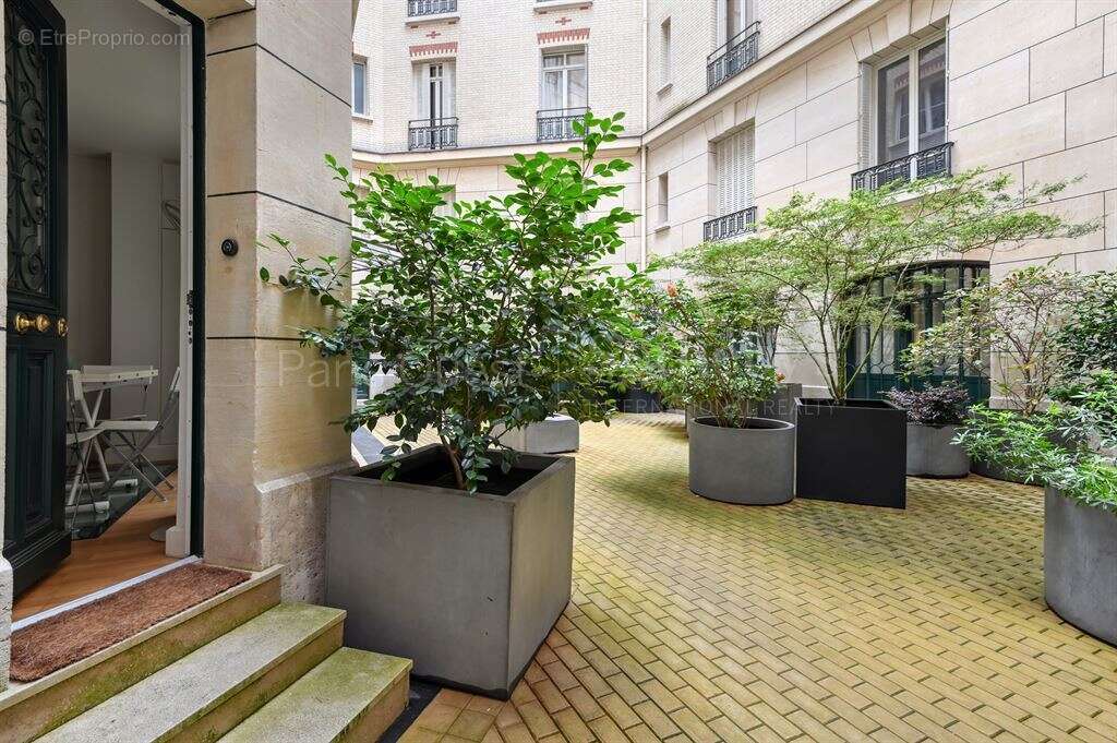 Appartement à PARIS-16E