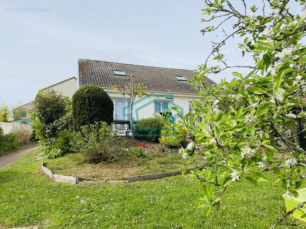 Maison à LA QUEUE-LES-YVELINES