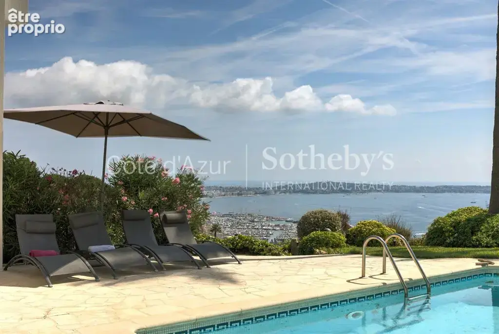 Super Cannes Vallauris, villa de 260 m² avec cinq chambres, piscine et vue mer - photo 18