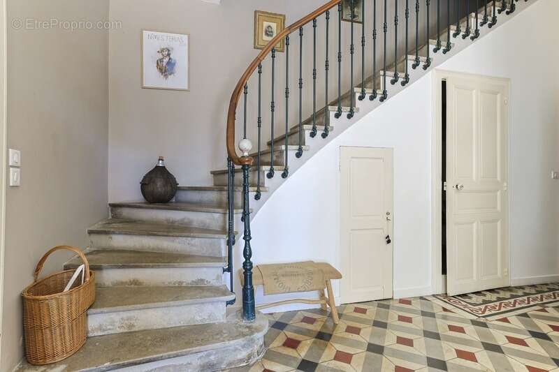 Magnifique PROPRIETE : Maison De Maître Et  Deux Dépendances (  17 Pièces / 400 M² )  Située à VERARGUES (34) DEDIEE A UN PROJET - photo 10