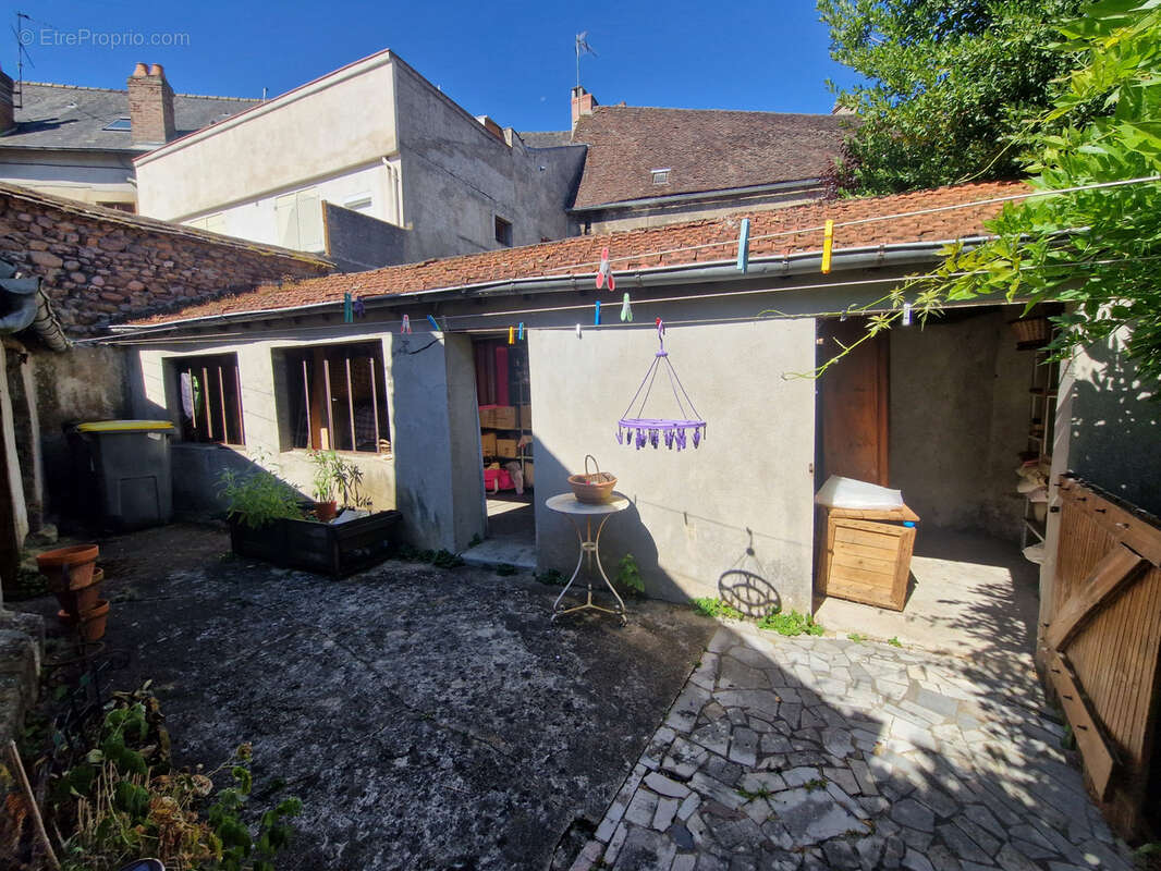 AUTUN - idéal investisseur - immeuble composé de 3 appartements, avec dépendances et cour - photo 2
