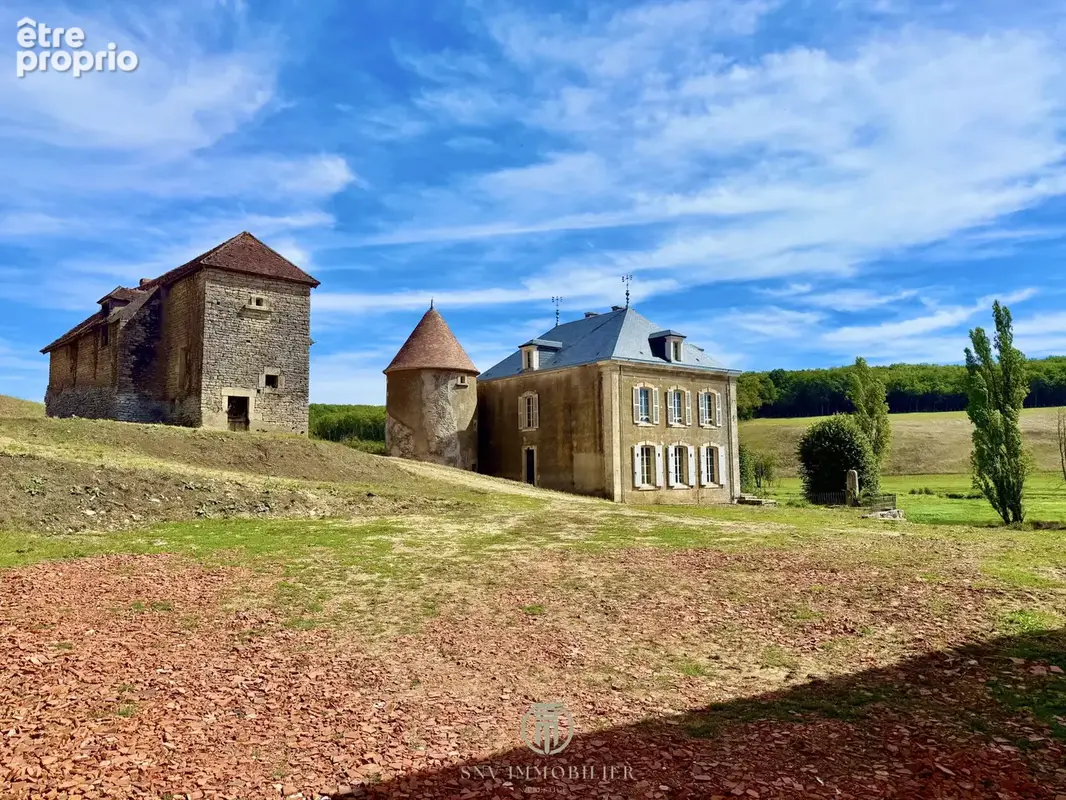 Propriété rare avec maison de maître, corps de fermé loué, tourelle et de nombreuses dépendances - photo 2
