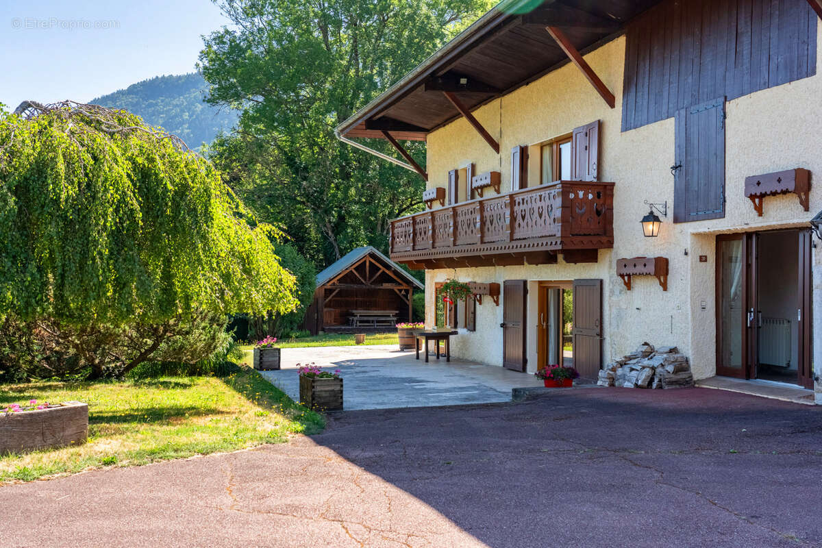 Le Noyer - Ferme rénovée de caractère - potentiel de 336m2 habitable - 2.630m2 de terrain plat - photo 2