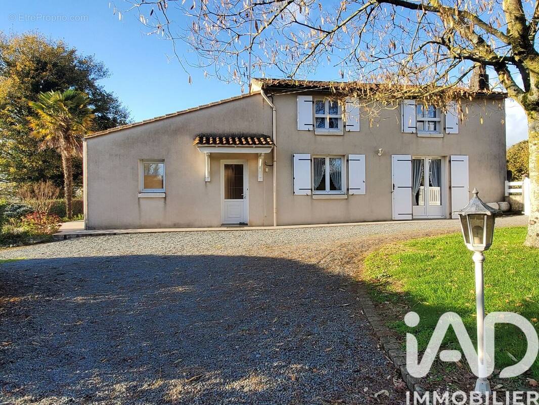 Photo 1 - Maison à LA TARDIERE