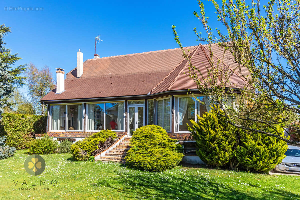 Maison à LA QUEUE-LES-YVELINES
