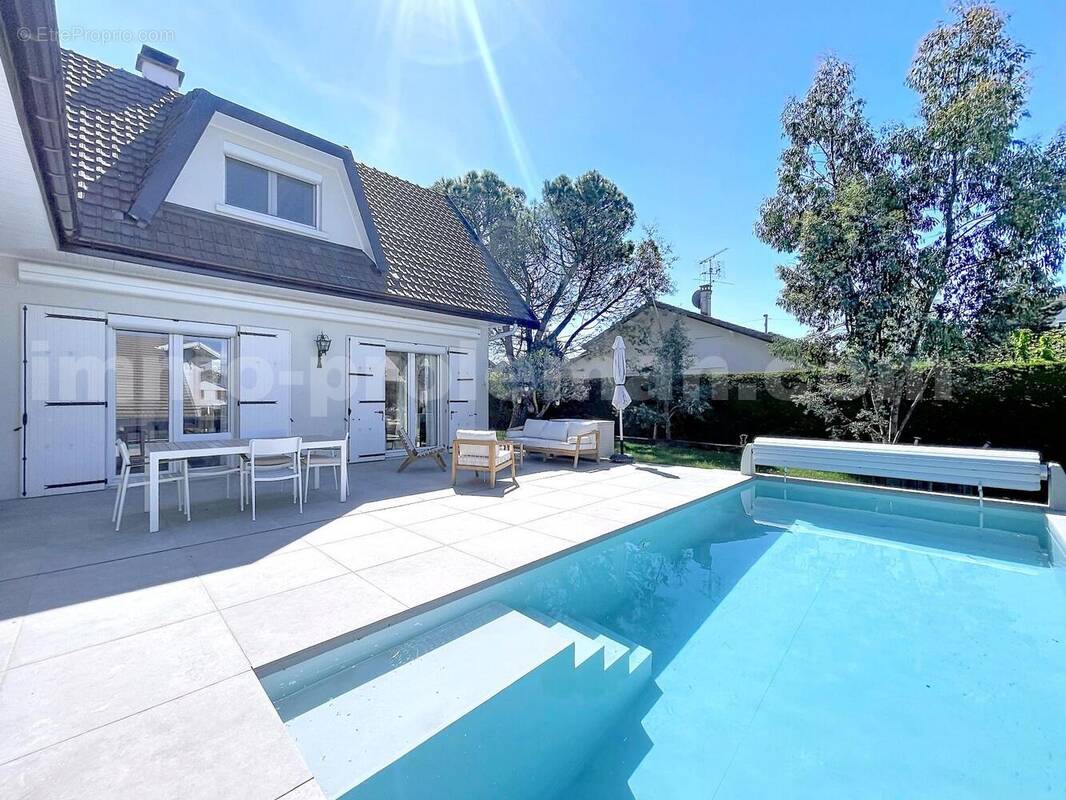 Maison_Annemasse_grand_espace_proche_ecole_genève_frontière_suisse_ceva_bus_commerces_lumineux_calme_piscine_terrasse_extérieur_ - Maison à ANNEMASSE