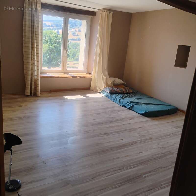 Coup de cœur : Charme, authenticité et potentiel  Maison mitoyenne 5 pièces SAINT PIERRE LE VIEUX (71) - photo 12