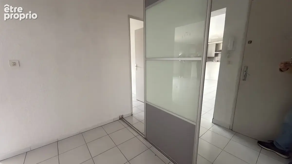 NIMES-QUARTIER DES AMOUREUX. Dans résidence sécurisée, P3 de 70 m2 avec stationnement. - photo 13