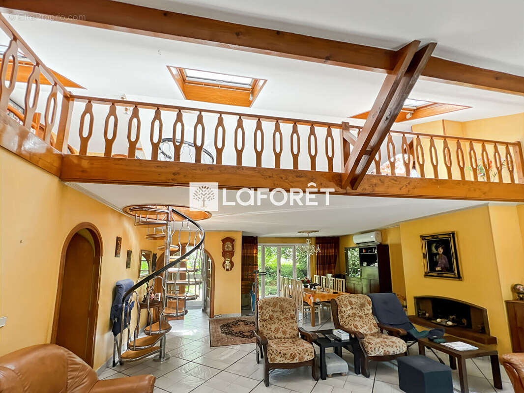 MENNECY - Village Levitt - Maison familiale indépendante 7 pièces - 137 m² - Terrain de 680 m² - photo 6
