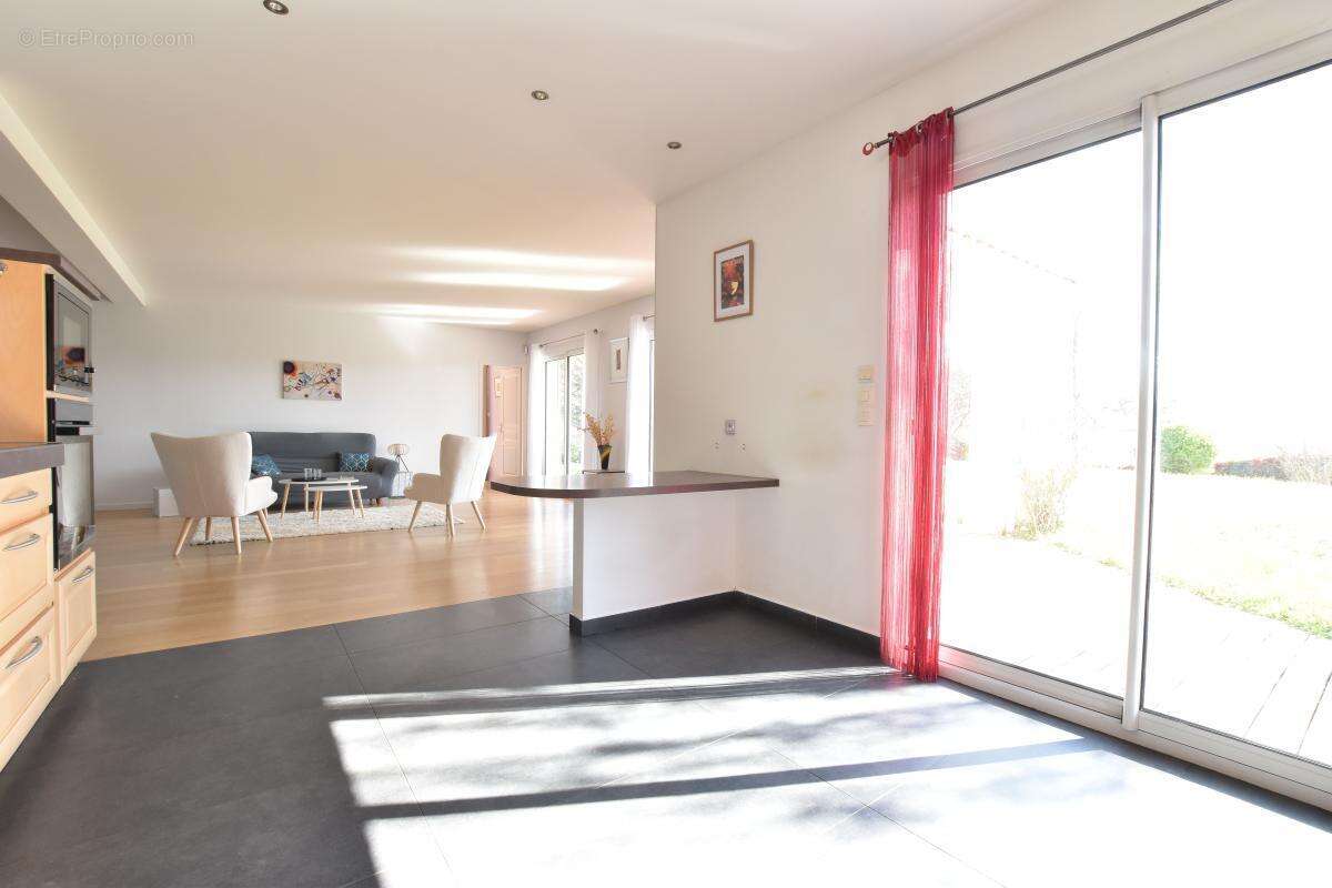 Grande maison familiale avec piscine '- idéale installation rapide cadres mutés - A 20 min de Lyon via A450 - DPE : B - photo 6