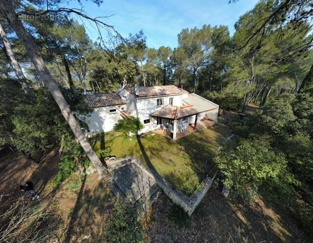 Maison à SAINT-CLEMENT-DE-RIVIERE