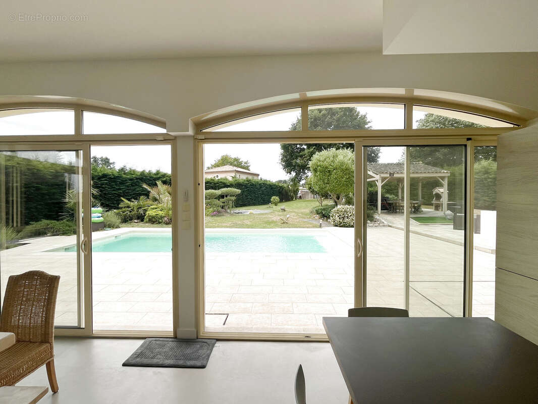 Maison à AMBARES-ET-LAGRAVE