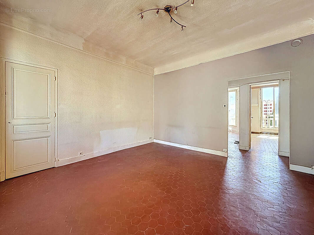 Appartement à MARSEILLE-4E