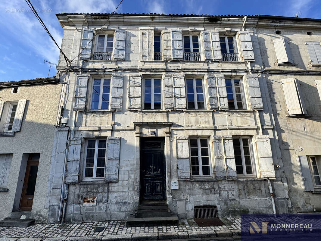 Maison à BARBEZIEUX-SAINT-HILAIRE