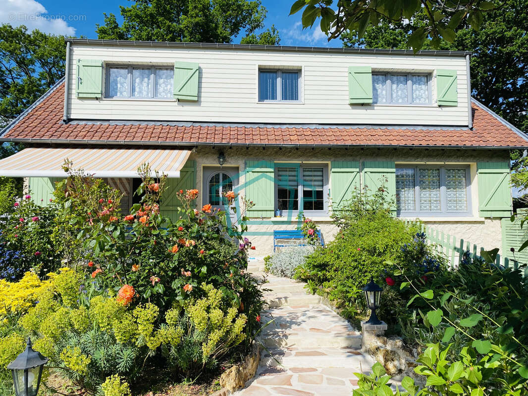 Maison à LA QUEUE-LES-YVELINES